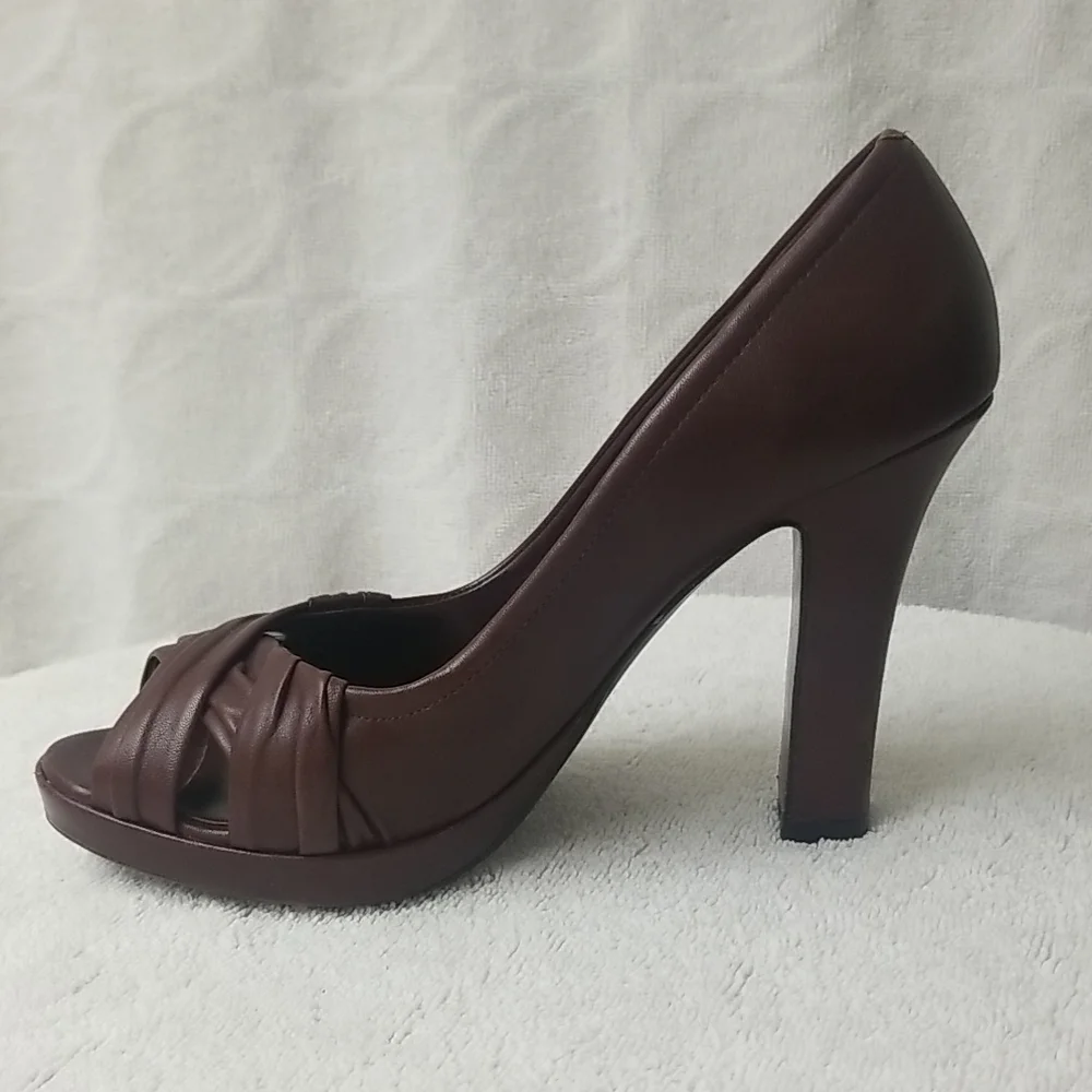 COLE HAAN maroon leather pumps